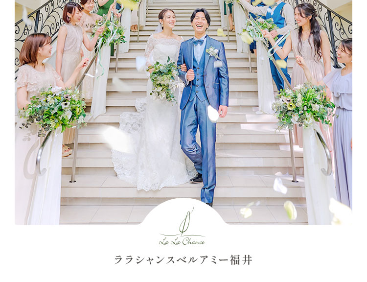明るい自然光が降り注ぐチャペル